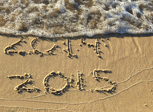 new-year-beach-fro-written-sand-foamy-surf-34958258.jpg
